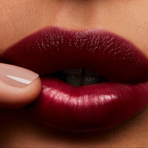 MAC Love Me lipstick, La Femme. - Picture 6 of 9